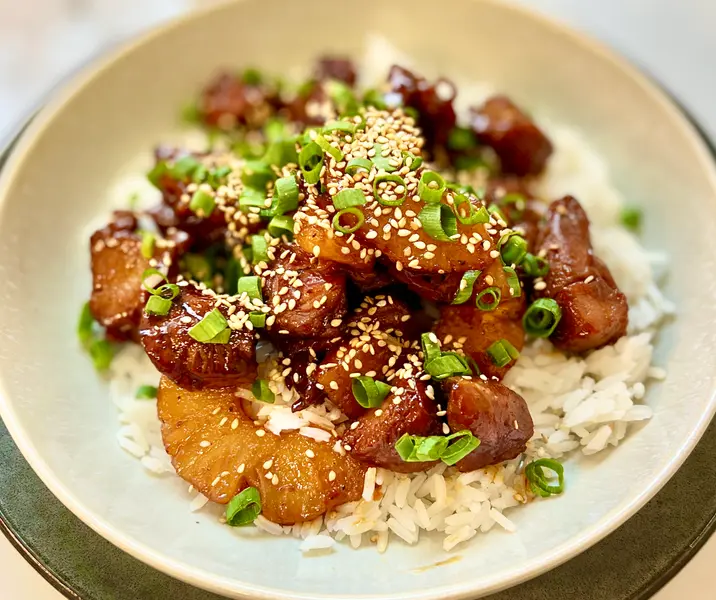 Trutro corto glaseado al merkén con arroz, piña y cebollín