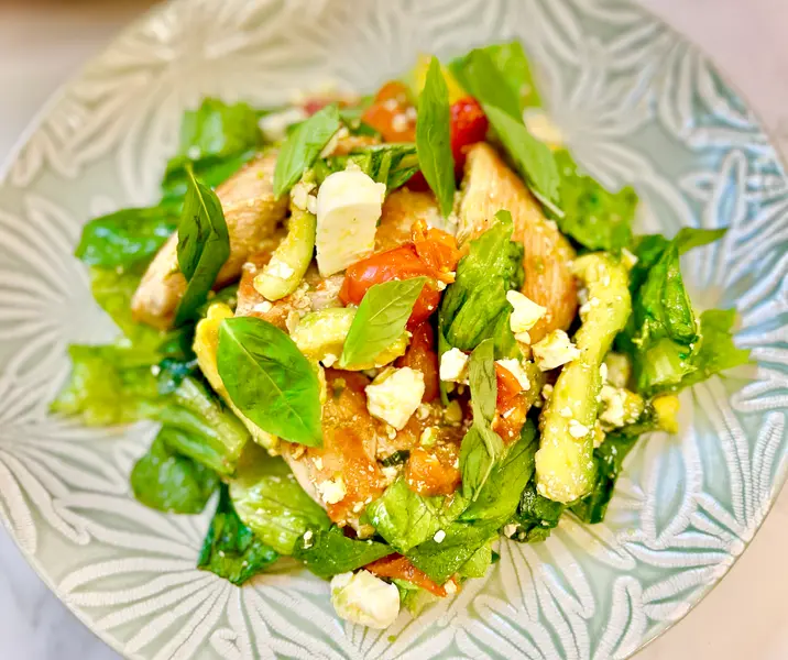 Ensalada de filete de pavo grillado, tomates asados y palta caprese