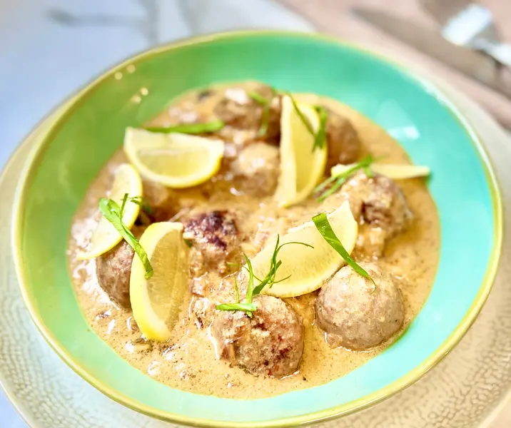 Albóndigas cremosas piccata de pavo al limón con tallarines