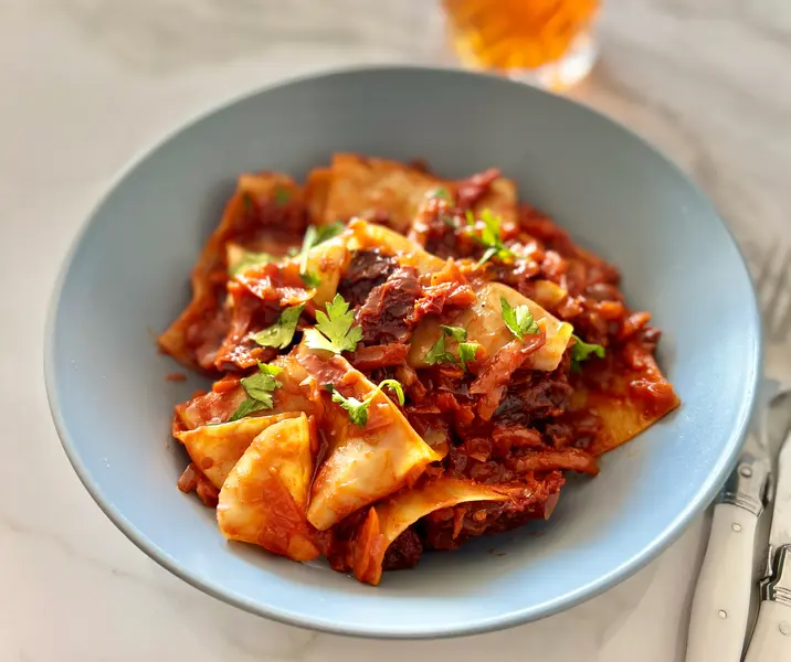 Pasta con plateada de cerdo a la chilena y tomates deshidratados
