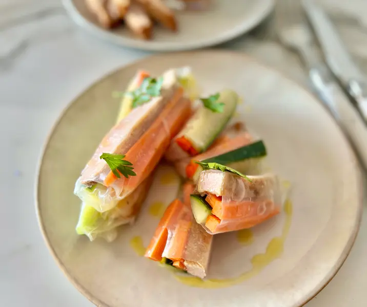 Rollitos vietnamitas con pulpa de cerdo horneada y salsa satay suave