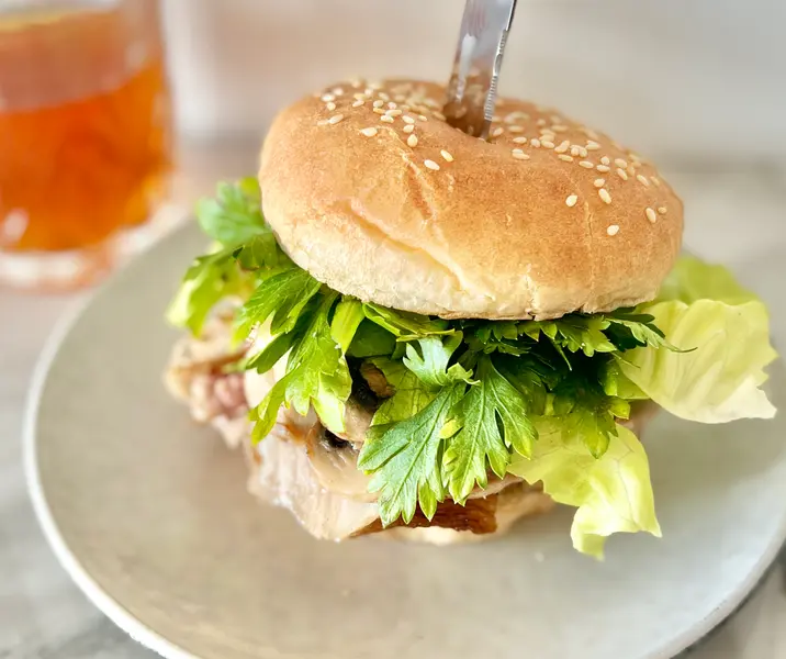 Sándwich de lomito grillado, queso, rúcula y champiñones