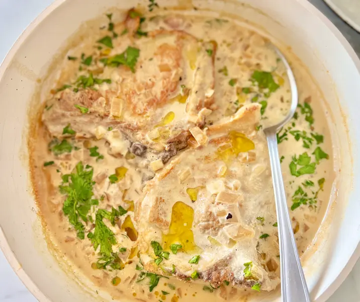 Chuletas cremosas con perejil y mostaza con arroz