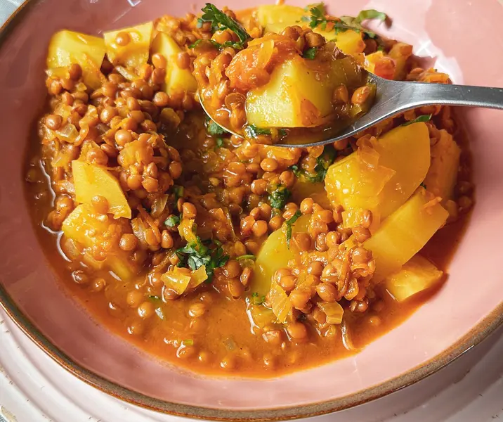 Sopa marroqui de lentejas y papas vegano