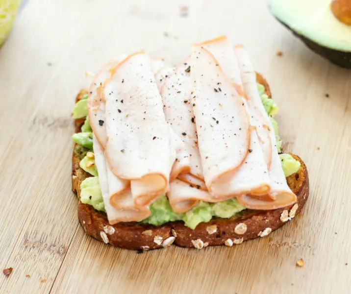 Pan integral con palta y jamón de pavo