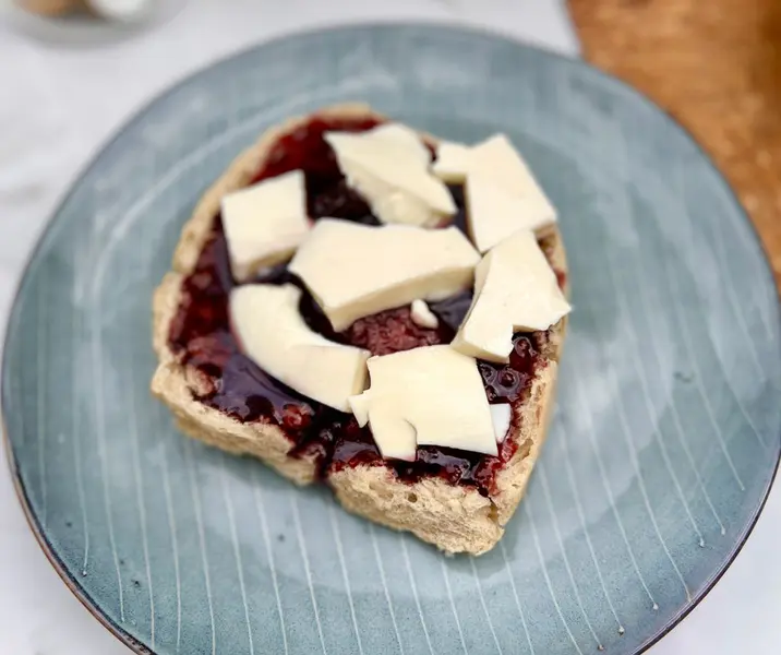 Marraqueta con queso fresco y mermelada