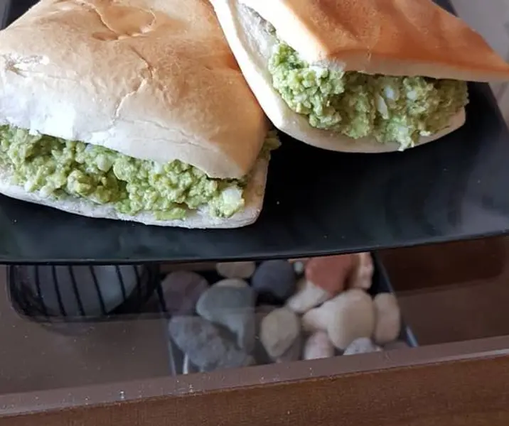 Marraqueta con pasta de huevo duro