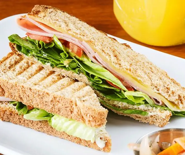 Pan integral con jamón de pavo, tomate y lechuga