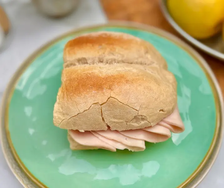 Marraqueta con jamón de pavo