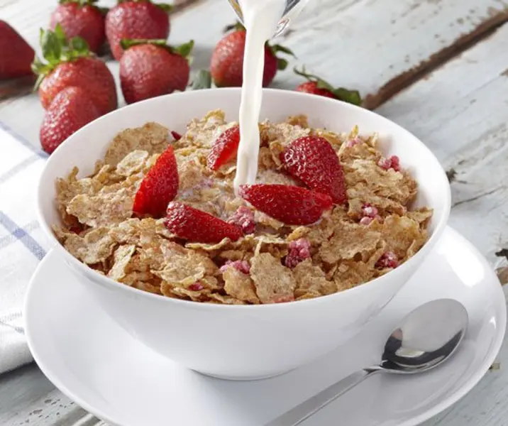 Cereales hojuelas con leche y frutillas