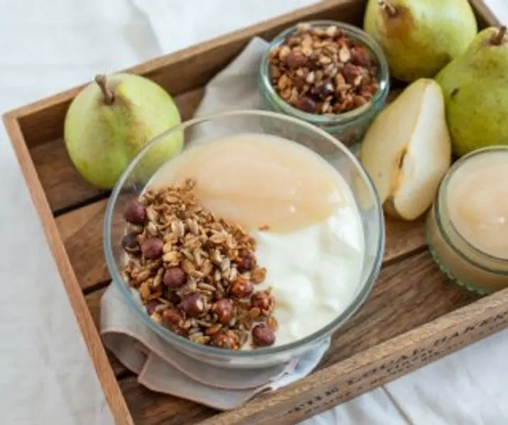 Cereales hojuelas con yogurt y pera