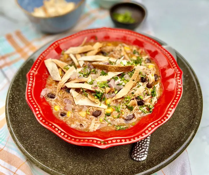 Sopa de tortilla con posta de cerdo a la cacerola