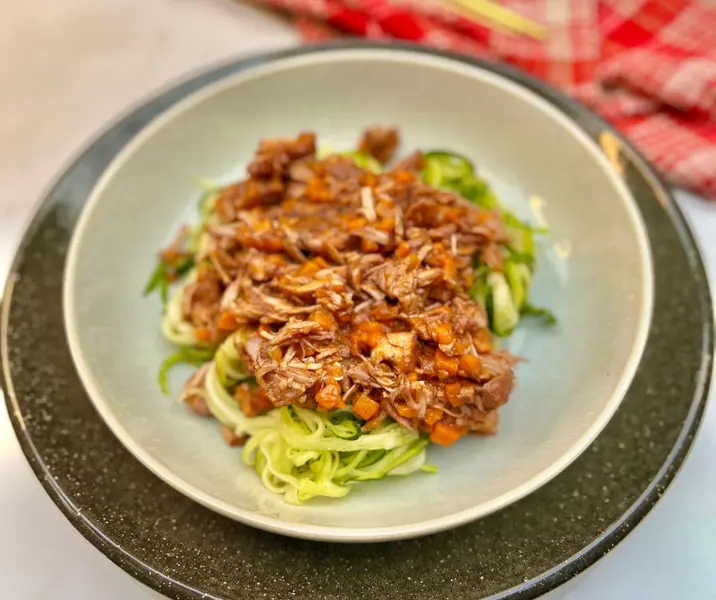 Ragú de pulpa de cerdo con espagueti de zapallo italiano