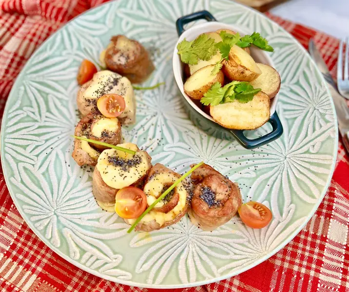 Rollito de filete de cerdo con queso mantecoso y semillas de amapola