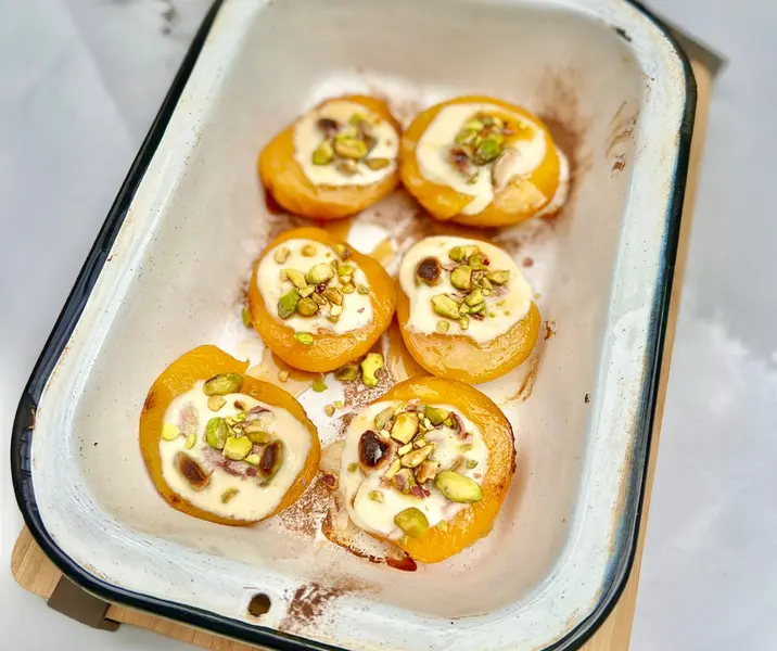 Duraznos rellenos de yogurt, pistachos y miel de palma