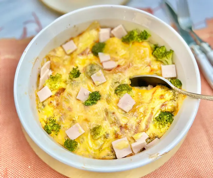 Asadera de brócoli, jamón de pavo y queso crunchy