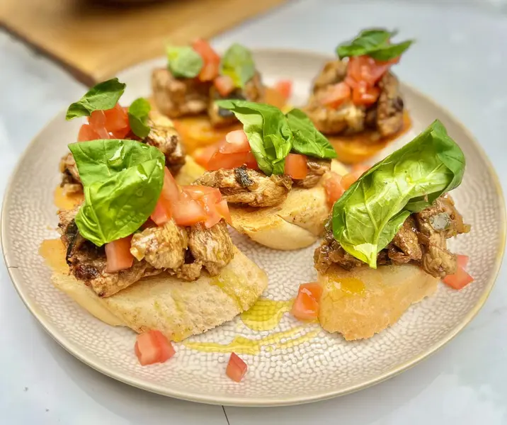 Bruschettas de pollo balsamico y albahaca