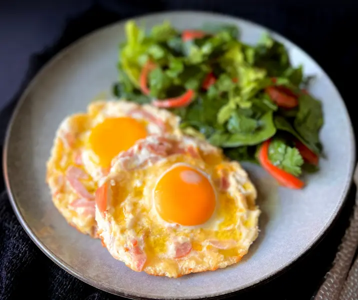 Niditos de jamón ahumado con huevo y queso gruyere