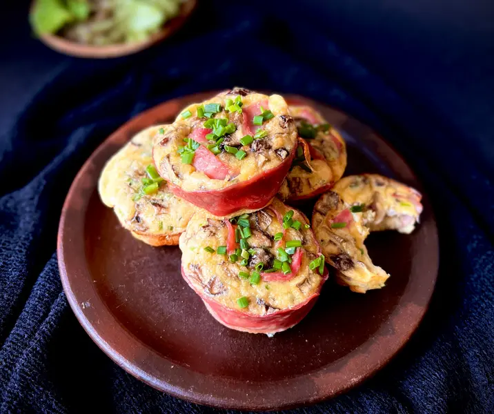 Pastelitos de jamón con crema de champiñones