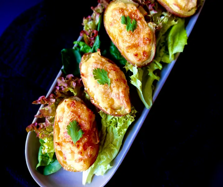 Papas rellenas con jamón ahumado gratinado