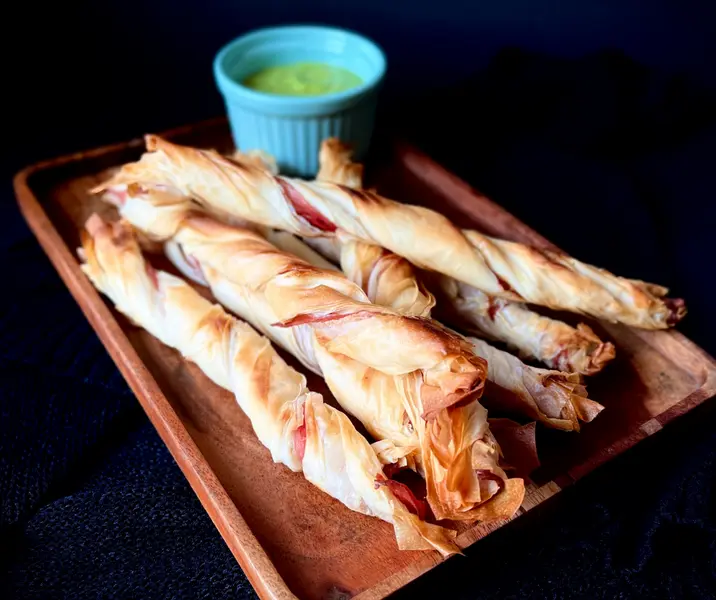 Palitos de jamón en masa filo
