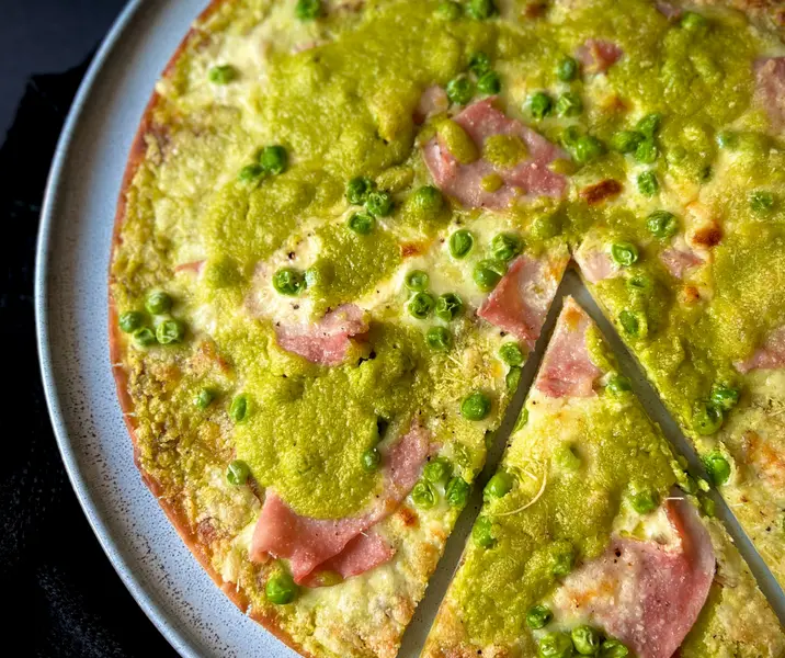 Mini pizza de pesto de arvejas con jamón