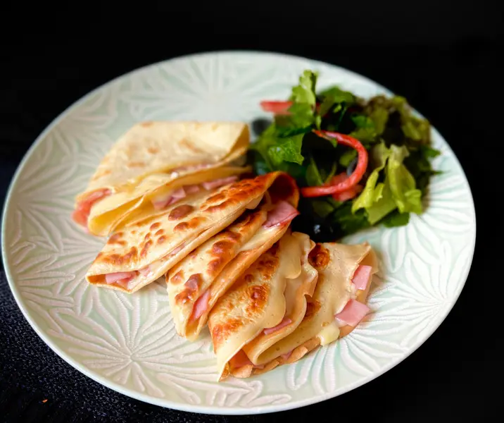 Crepes de jamón ahumado y queso mantecoso