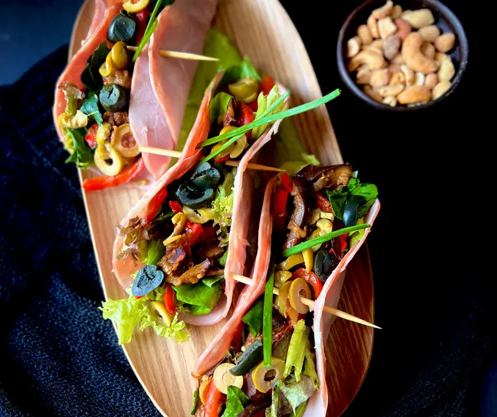 Tacos de jamón ahumado con antipasto