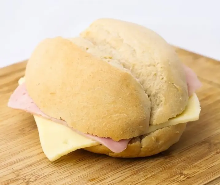 Marraqueta con jamón de pavo y queso