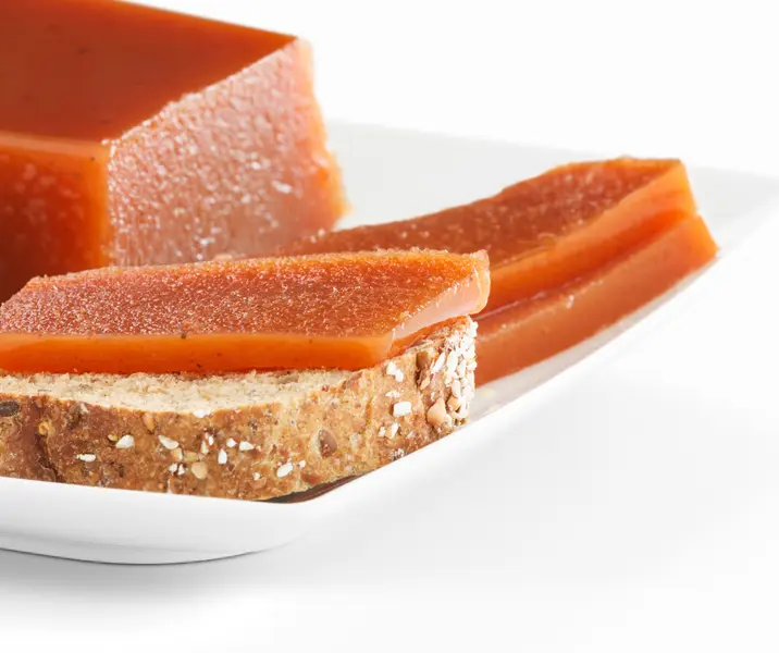 Pan integral con dulce de membrillo