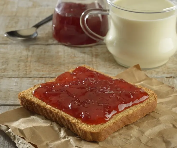 Pan integral con mermelada de frutilla