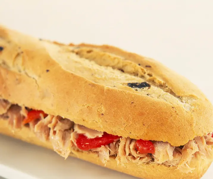 Marraqueta con atún y tomate