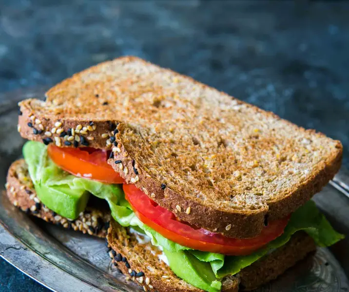 Pan integral con palta, lechuga y tomate