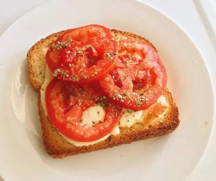 Pan integral con queso, tomate y orégano
