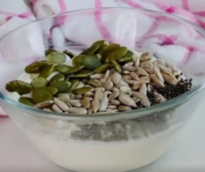 Yogurt con semillas y fruta deshidratada: cranberrys, zapallo y maravilla maría ayuda