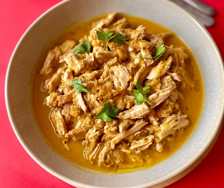 Carne desmechada de cerdo con puré de papas