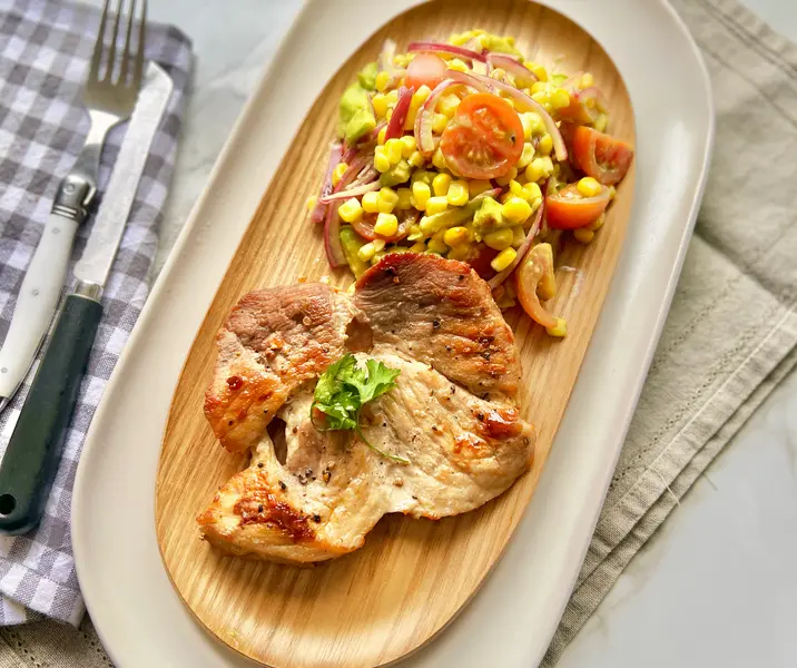 Bistec con ensalada de choclo