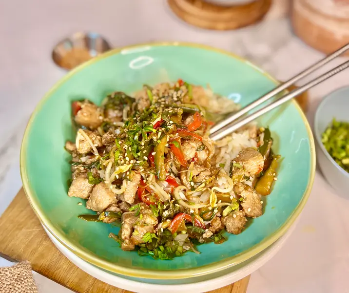 Wok de verduras con cubitos de cerdo