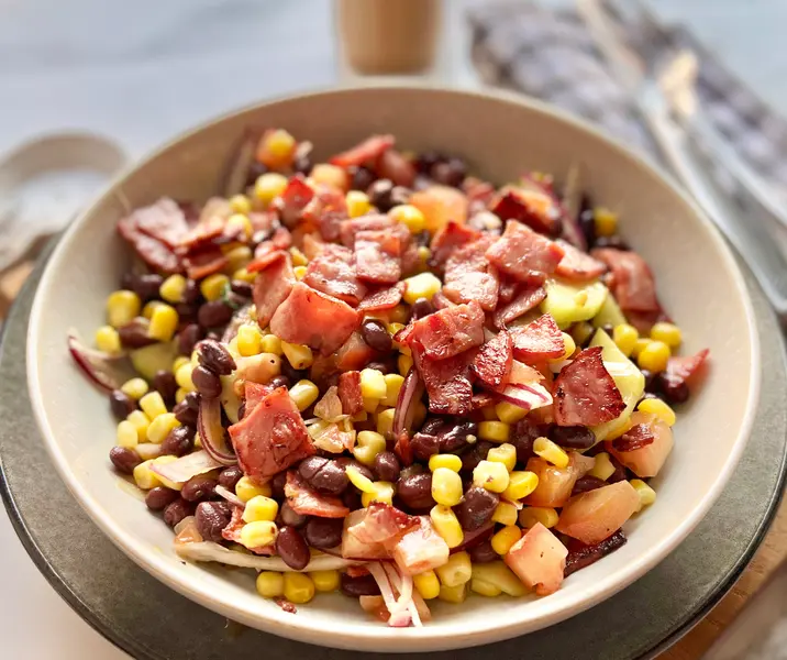 Ensalada de porotos negros con jamón de pavo