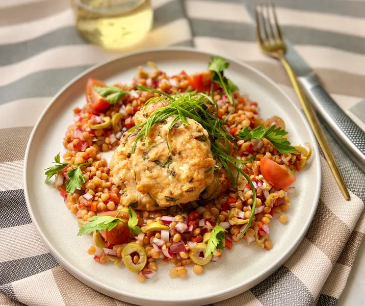 Croquetas de carne molida de pavo con huevo duro y ensalada de lentejas