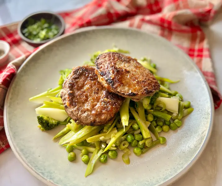 Hamburguesa con salteado verde