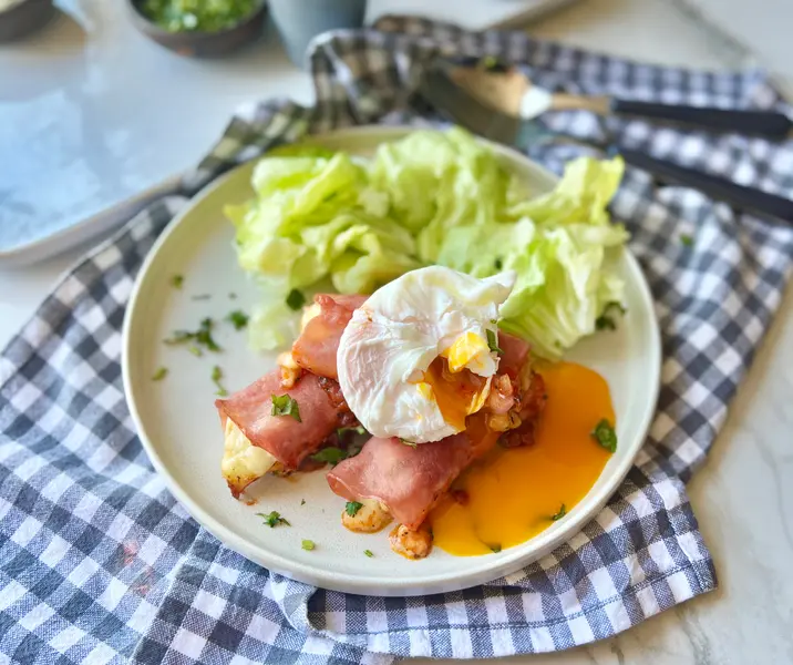 Bastones de papa con jamón y queso con huevo pochado