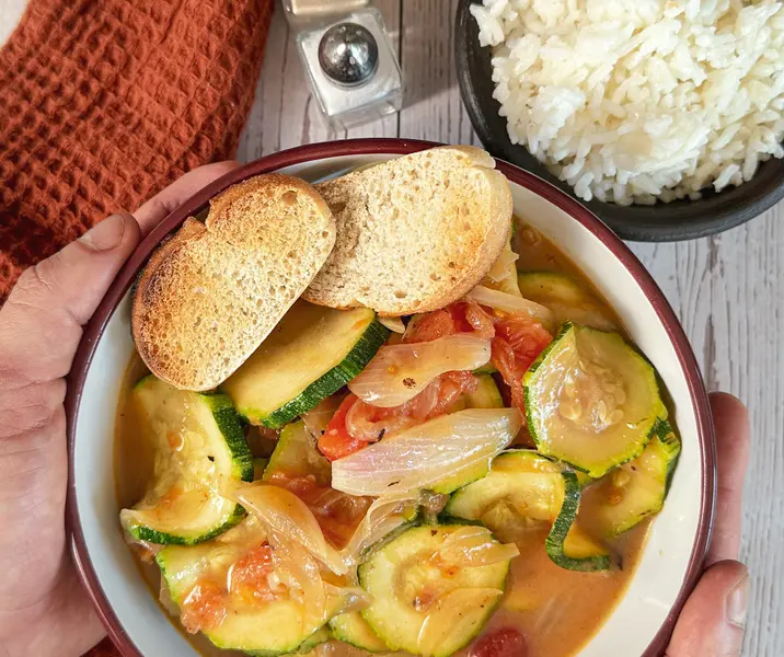 Guiso de zapallo italiano acompañado de arroz vegano