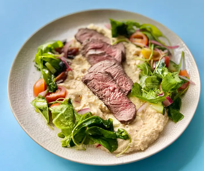 Ensalada de filete en hummus de yogurt