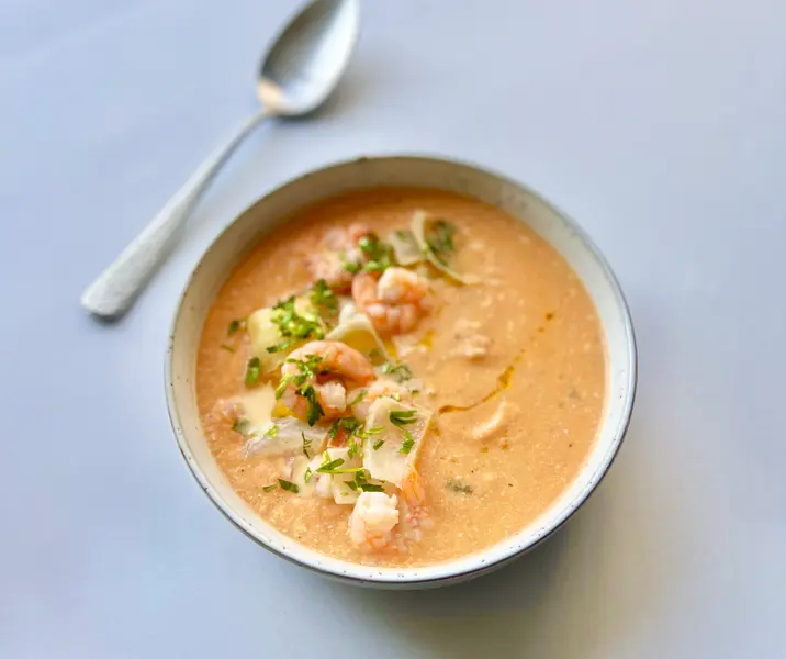 Crema de tomate con yogurt y camarones