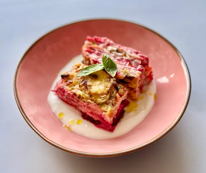 Lasaña de vegetales en salsa de yogurt, puerros y vino blanco