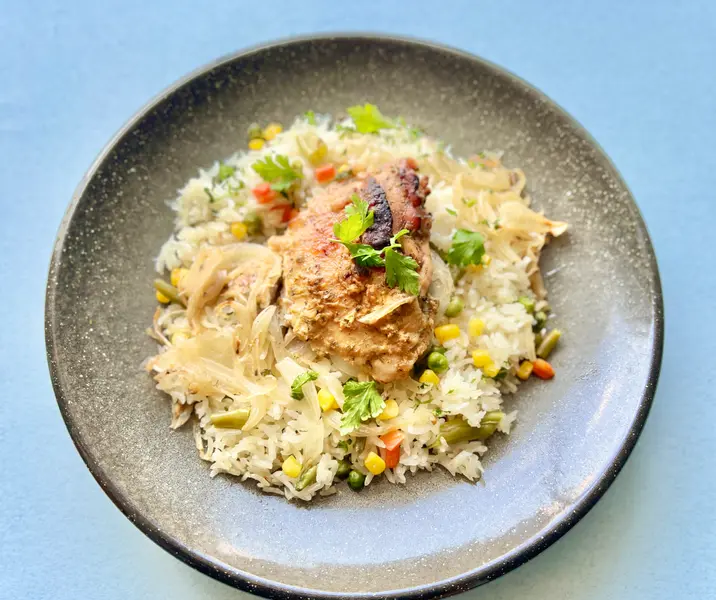 Pollo asado con costra de yogurt y arroz al horno