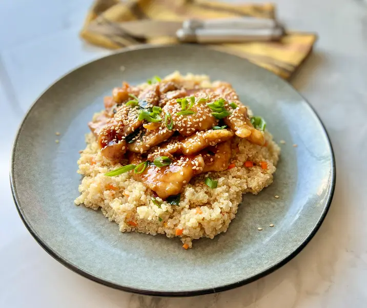 Asiento de cerdo al estilo mongoliano con quínoa
