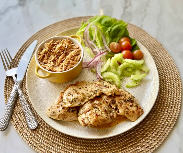 Filetes de pavo al ajillo con cabellitos de ángel