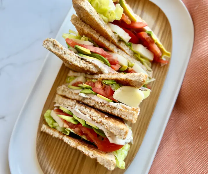 Sándwich de miga con jamón de pavo y pasta de palmitos